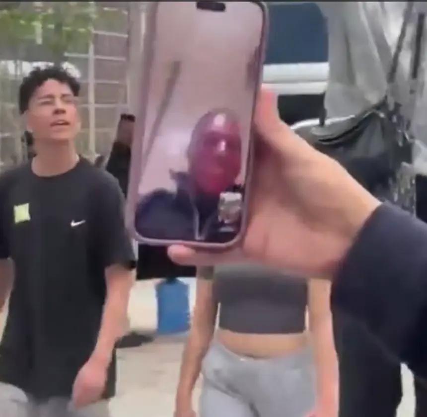 姆巴佩母亲探访巴西学校并与儿子视频连线，鼓励学生追梦