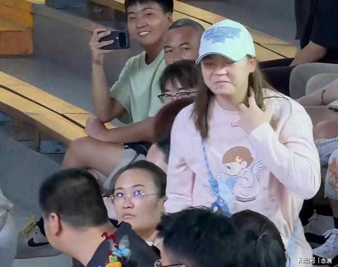 19岁全红婵现身游乐场！害羞脸红太可爱 网友：不是恢复训练了吗？